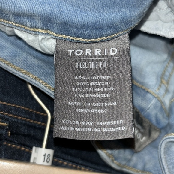 Torrid light wash blue three button closure denim blue jeans shorts Size 20. EUC - Picture 4 of 5